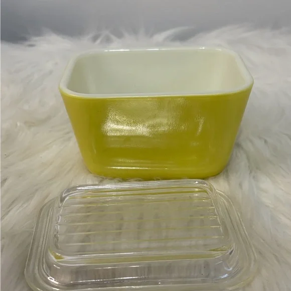 Antique Primary Yellow Glass Pyrex Storage Container - Picture 4 of 8
